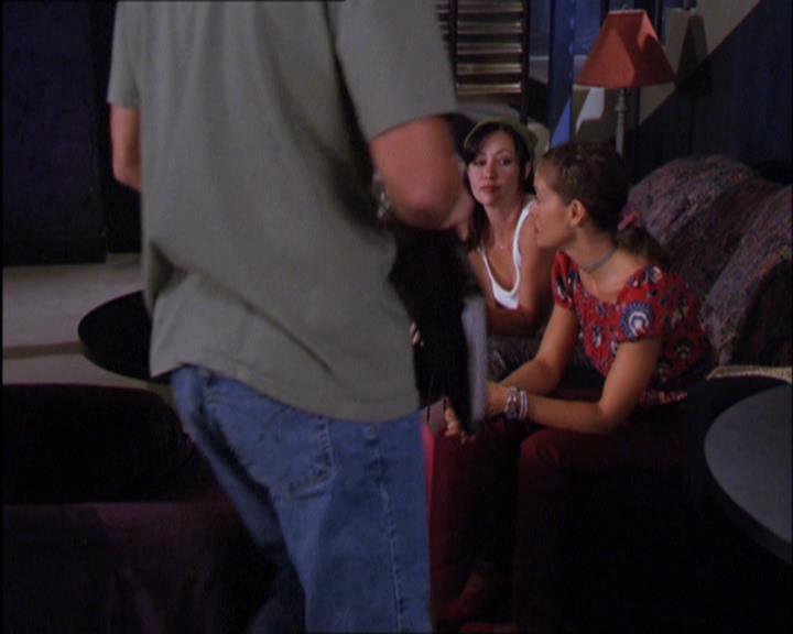 Charmed-Online_dot_net-2x03ThePaintedWorld2230.jpg