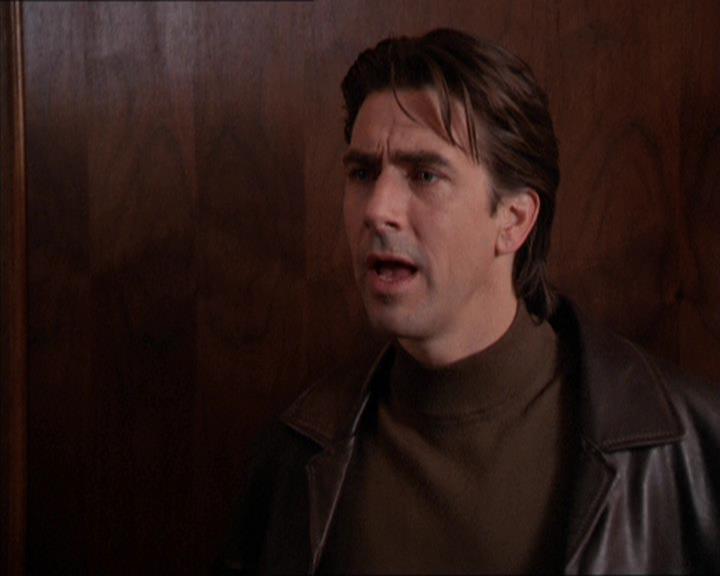 Charmed-Online_dot_net-2x05TheDevilsMusic0387.jpg