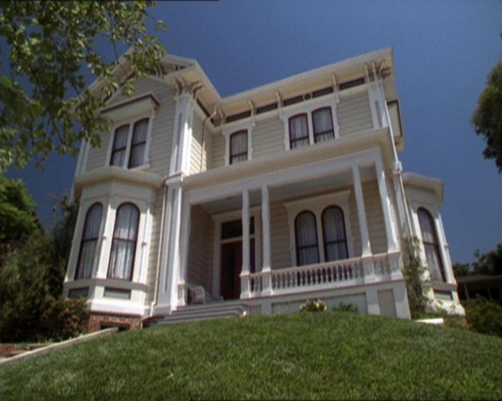 Charmed-Online_dot_net-2x05TheDevilsMusic1405.jpg