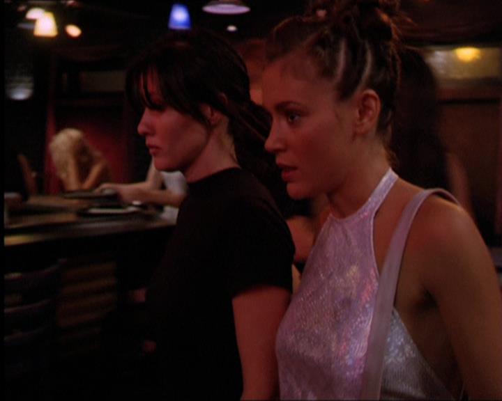 Charmed-Online_dot_net-2x05TheDevilsMusic1457.jpg
