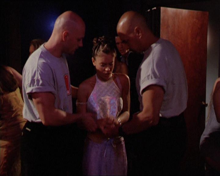 Charmed-Online_dot_net-2x05TheDevilsMusic1935.jpg