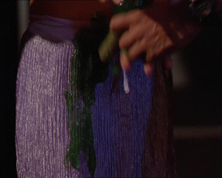 Charmed-Online_dot_net-2x05TheDevilsMusic1942.jpg