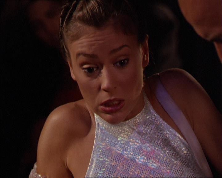 Charmed-Online_dot_net-2x05TheDevilsMusic1948.jpg