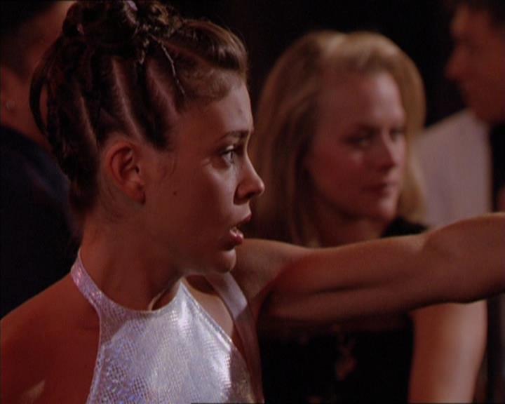Charmed-Online_dot_net-2x05TheDevilsMusic2062.jpg