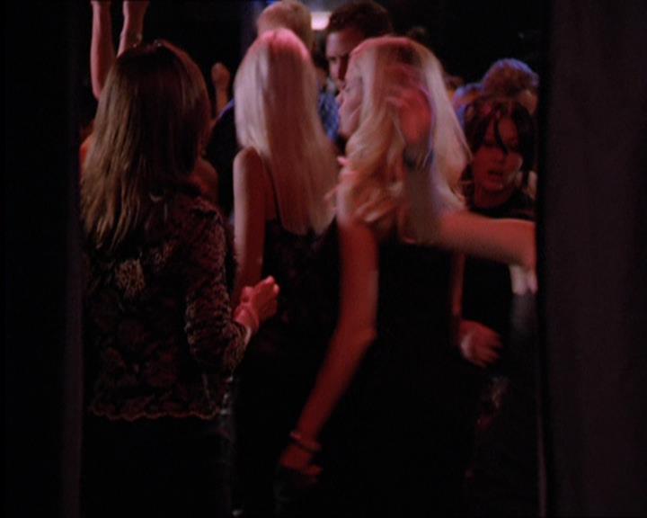 Charmed-Online_dot_net-2x05TheDevilsMusic2094.jpg