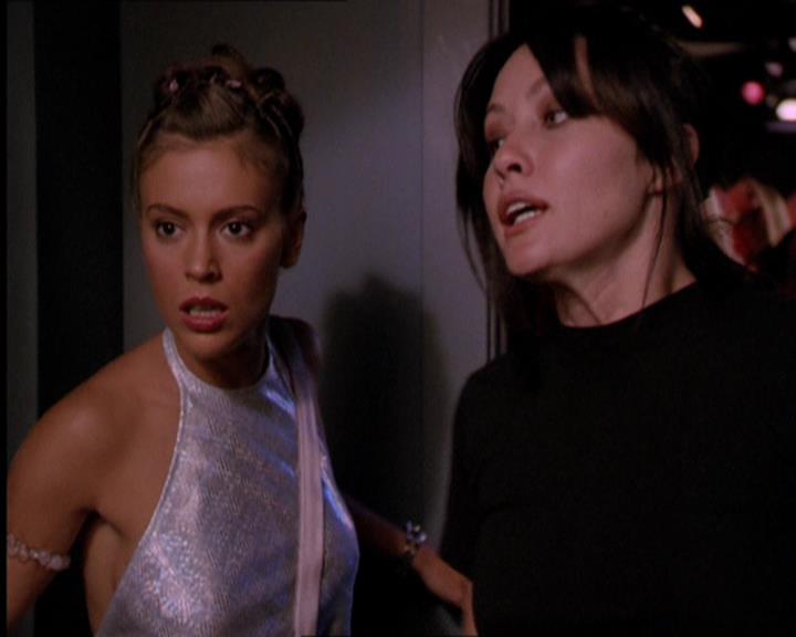 Charmed-Online_dot_net-2x05TheDevilsMusic2097.jpg