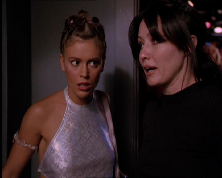 Charmed-Online_dot_net-2x05TheDevilsMusic2098.jpg
