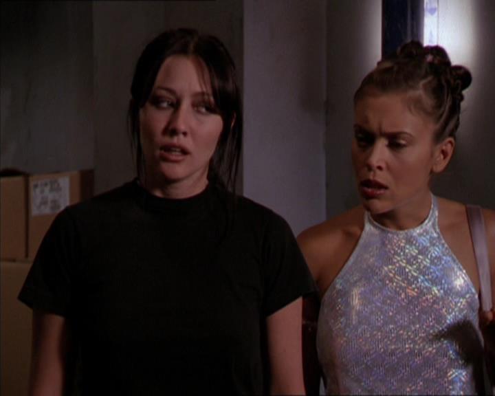 Charmed-Online_dot_net-2x05TheDevilsMusic2153.jpg
