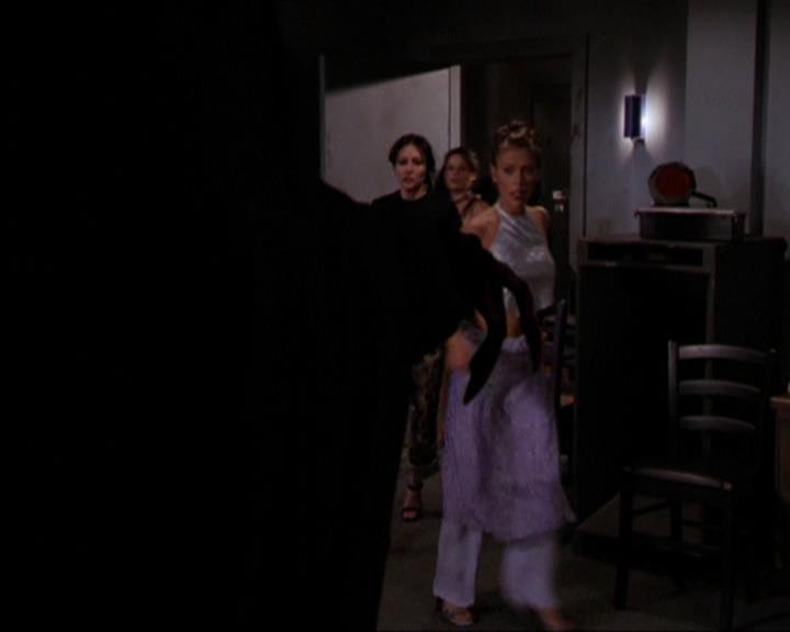 Charmed-Online_dot_net-2x05TheDevilsMusic2173.jpg