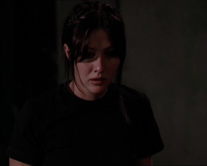 Charmed-Online_dot_net-2x05TheDevilsMusic2202.jpg