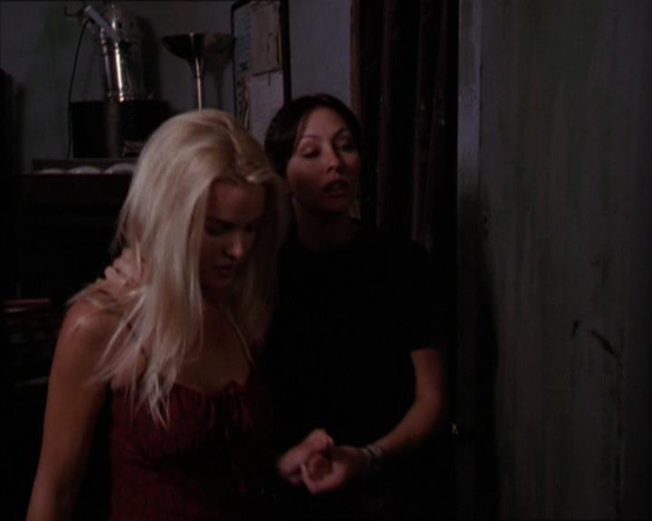 Charmed-Online_dot_net-2x05TheDevilsMusic2214.jpg