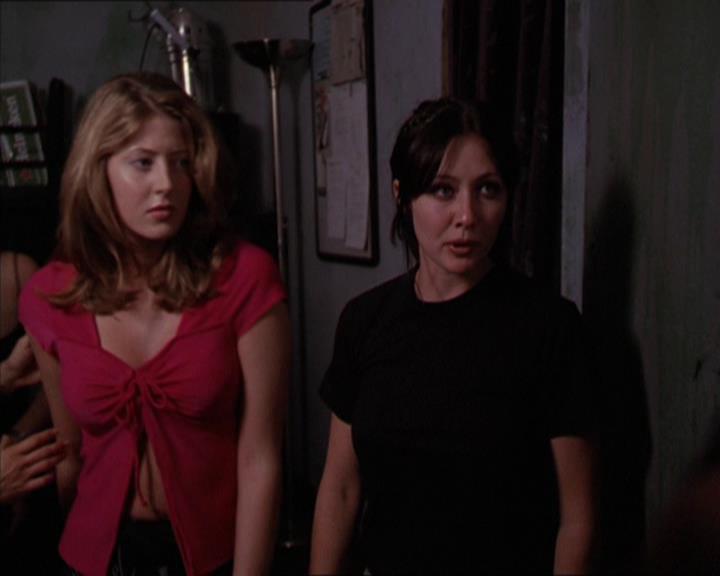 Charmed-Online_dot_net-2x05TheDevilsMusic2219.jpg