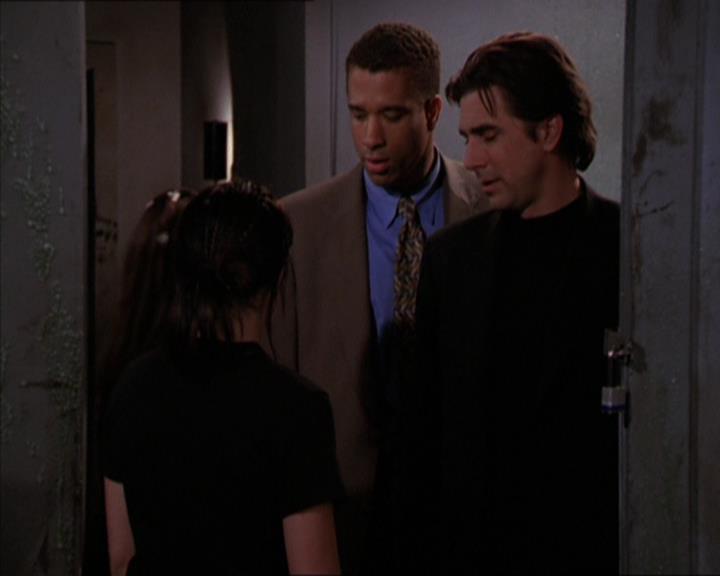 Charmed-Online_dot_net-2x05TheDevilsMusic2226.jpg