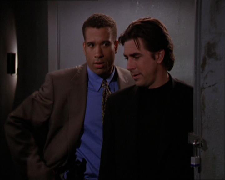 Charmed-Online_dot_net-2x05TheDevilsMusic2228.jpg