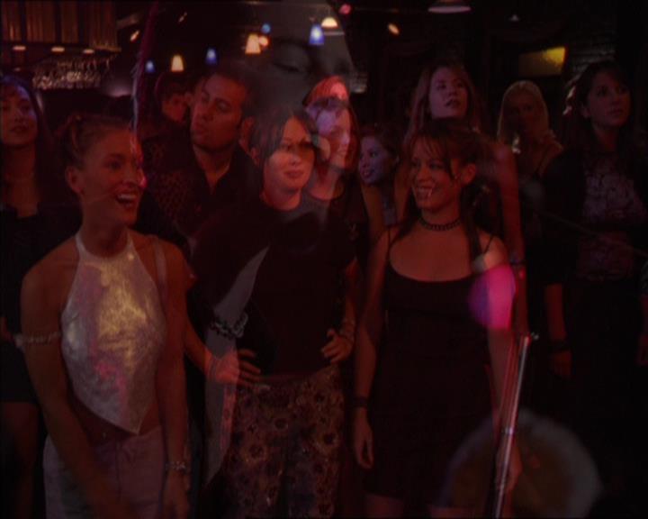 Charmed-Online_dot_net-2x05TheDevilsMusic2289.jpg
