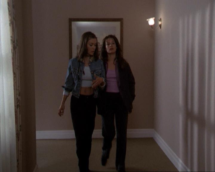 Charmed-Online-dot-net_207TheyreEverywhere0705.jpg