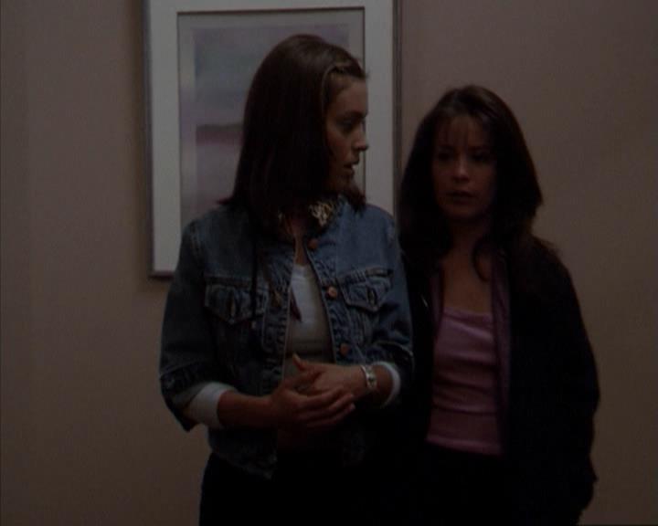Charmed-Online-dot-net_207TheyreEverywhere0712.jpg