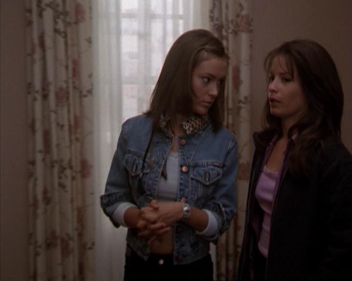 Charmed-Online-dot-net_207TheyreEverywhere0716.jpg