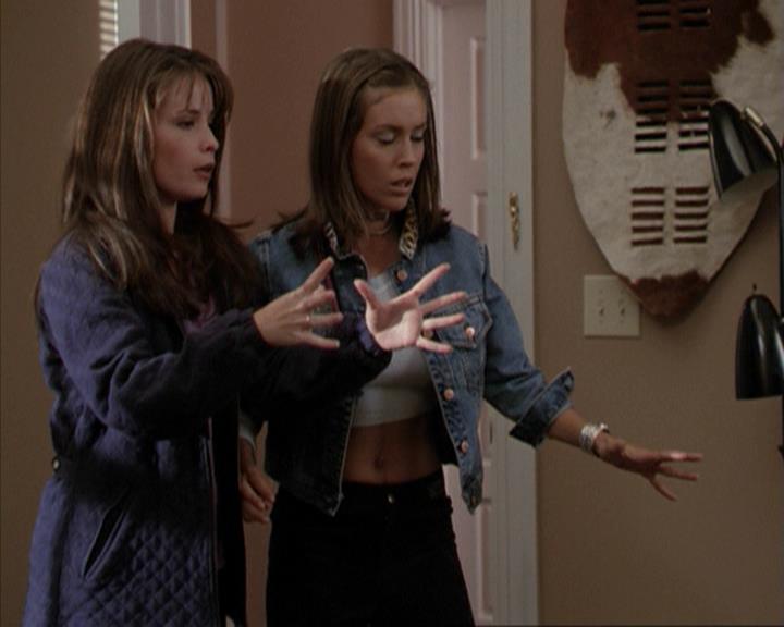Charmed-Online-dot-net_207TheyreEverywhere0731.jpg