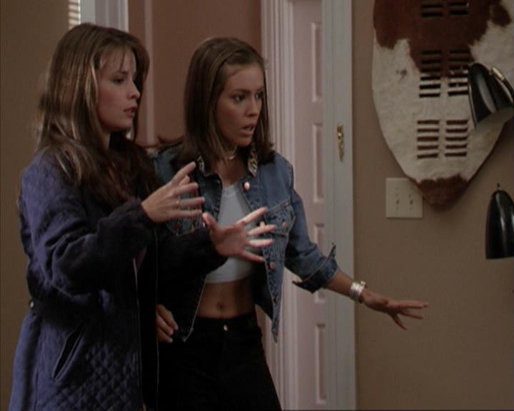 Charmed-Online-dot-net_207TheyreEverywhere0732.jpg