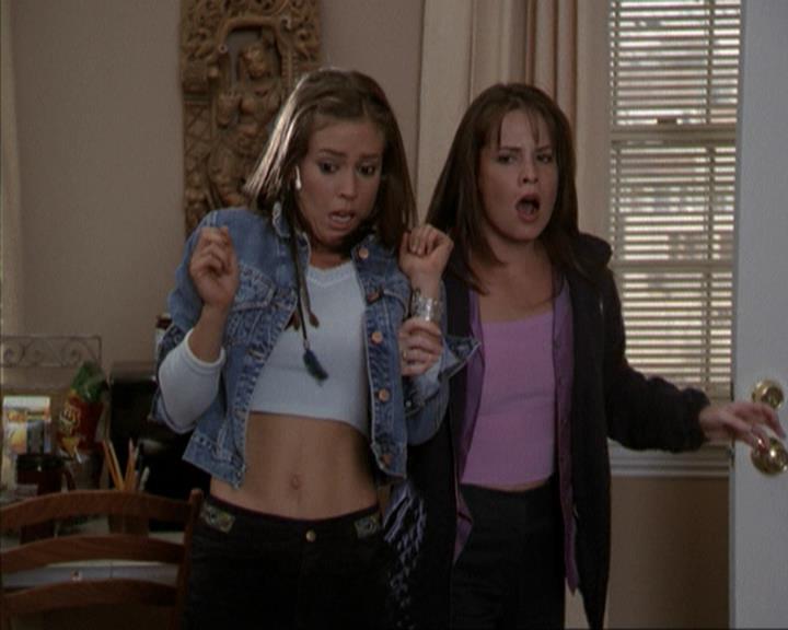 Charmed-Online-dot-net_207TheyreEverywhere0759.jpg