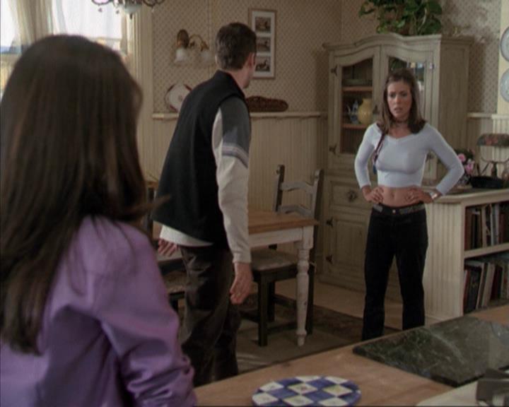 Charmed-Online-dot-net_207TheyreEverywhere0803.jpg
