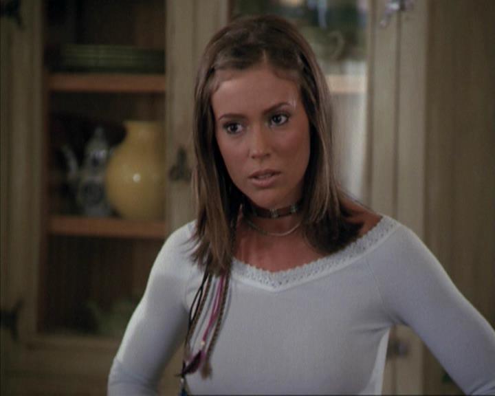 Charmed-Online-dot-net_207TheyreEverywhere0821.jpg