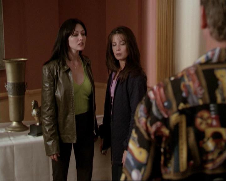 Charmed-Online-dot-net_207TheyreEverywhere1072.jpg