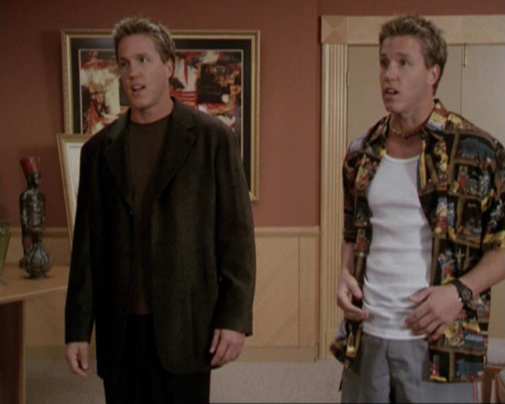 Charmed-Online-dot-net_207TheyreEverywhere1085.jpg