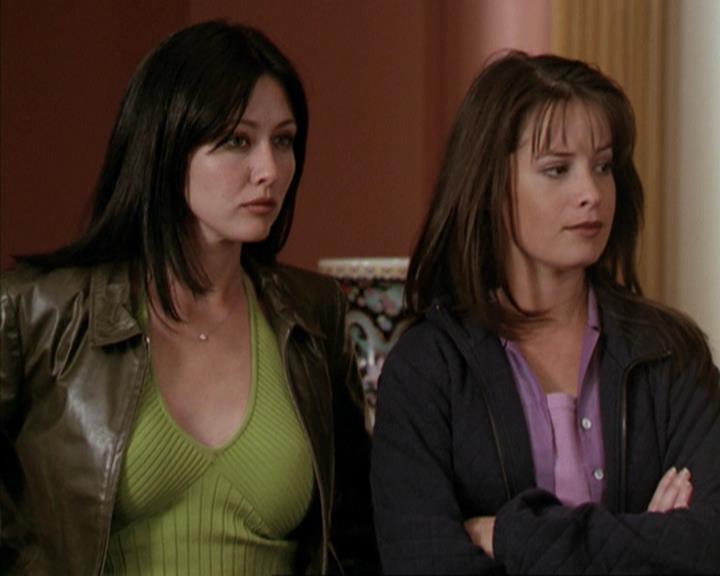Charmed-Online-dot-net_207TheyreEverywhere1107.jpg