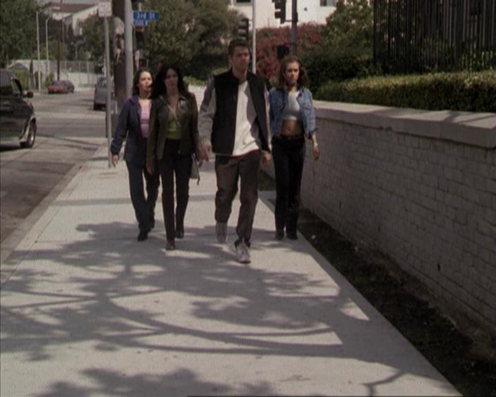Charmed-Online-dot-net_207TheyreEverywhere1252.jpg