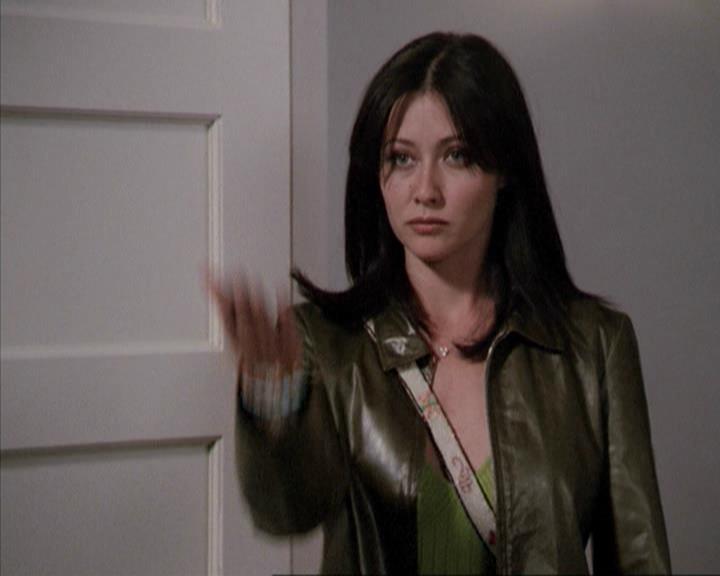 Charmed-Online-dot-net_207TheyreEverywhere1332.jpg