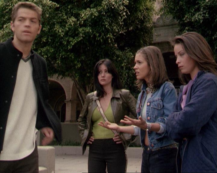 Charmed-Online-dot-net_207TheyreEverywhere1417.jpg