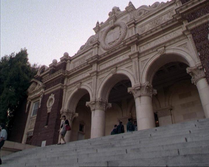 Charmed-Online-dot-net_207TheyreEverywhere1427.jpg