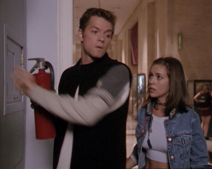 Charmed-Online-dot-net_207TheyreEverywhere1430.jpg