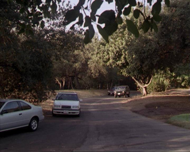 Charmed-Online-dot-net_207TheyreEverywhere1819.jpg