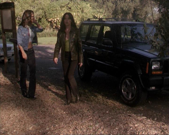 Charmed-Online-dot-net_207TheyreEverywhere1831.jpg