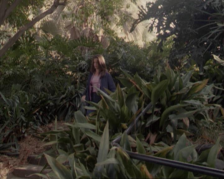 Charmed-Online-dot-net_207TheyreEverywhere1901.jpg