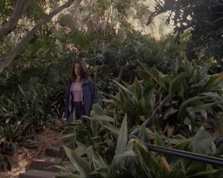 Charmed-Online-dot-net_207TheyreEverywhere1902.jpg