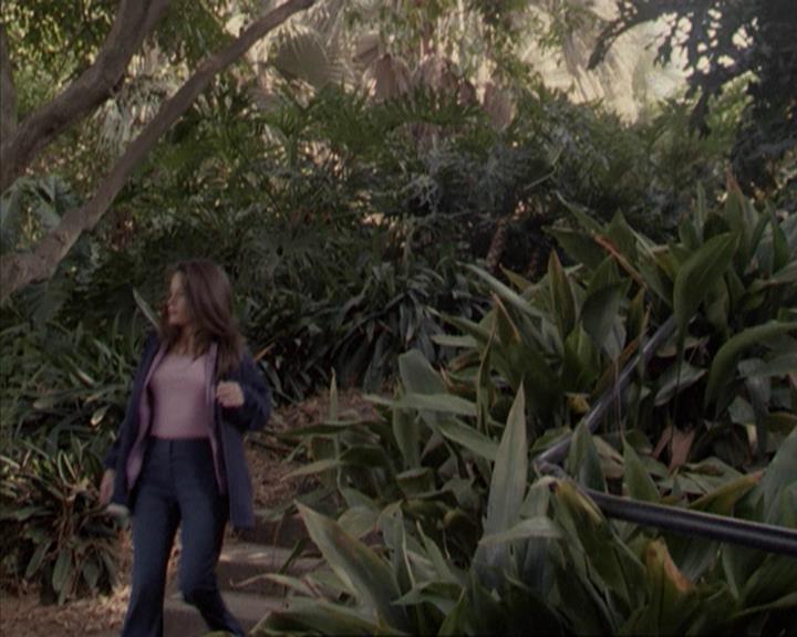 Charmed-Online-dot-net_207TheyreEverywhere1903.jpg
