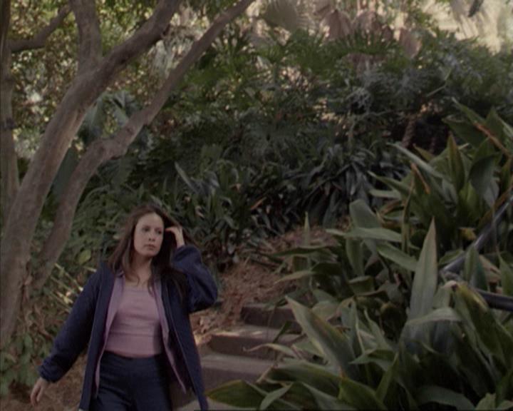 Charmed-Online-dot-net_207TheyreEverywhere1904.jpg