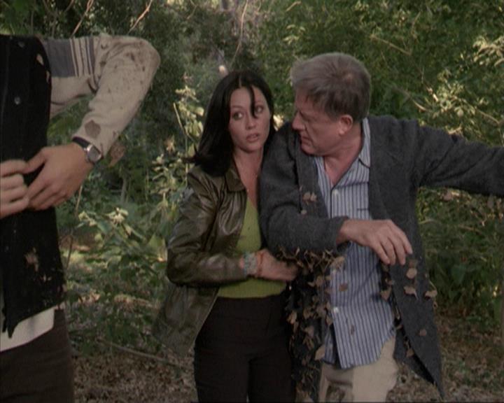 Charmed-Online-dot-net_207TheyreEverywhere2101.jpg