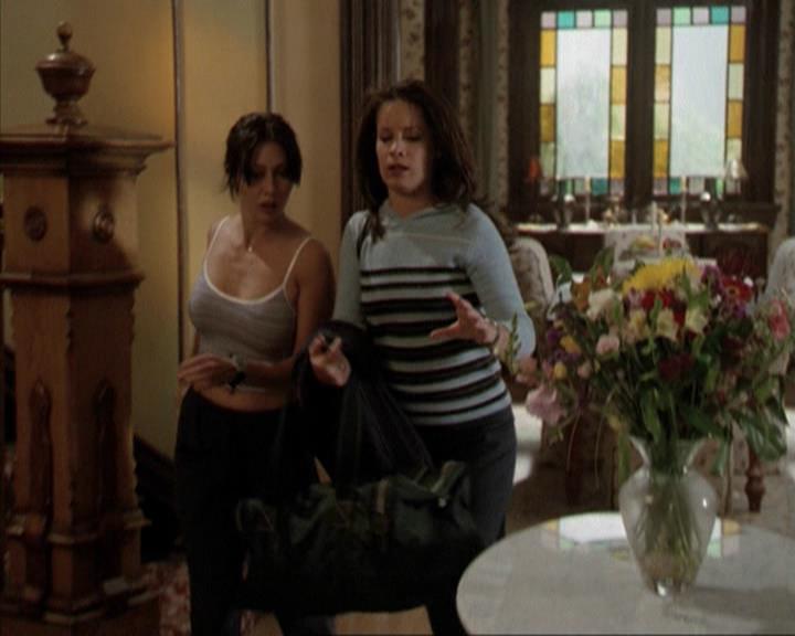 Charmed-Online-dot-net_207TheyreEverywhere2132.jpg