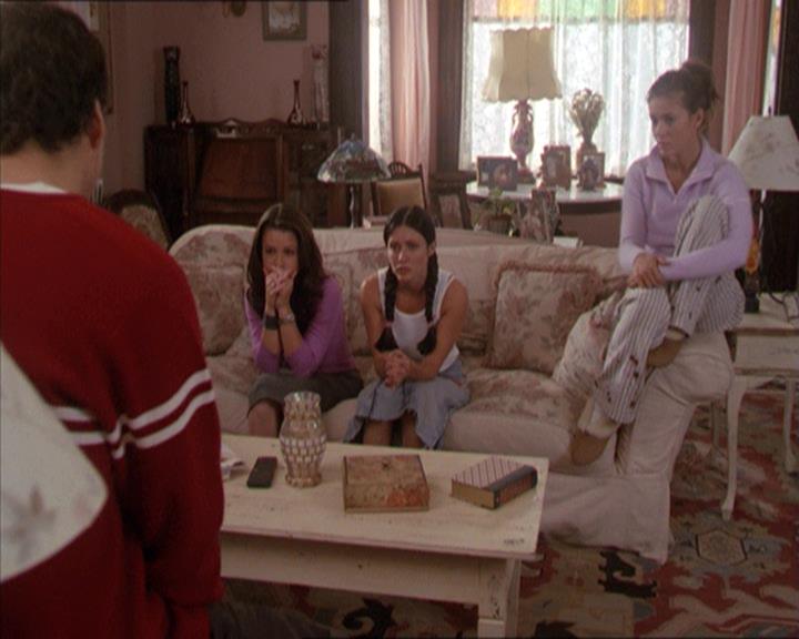 Charmed-Online-dot-210HeartbreakCity0684.jpg