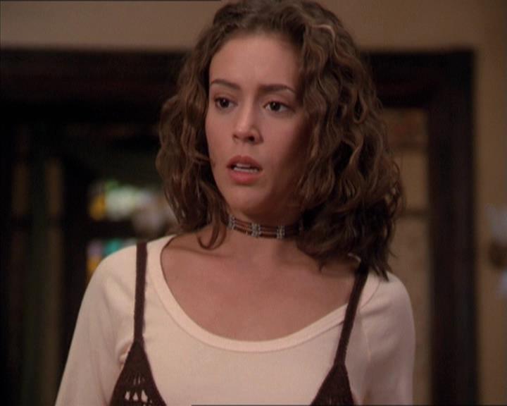 Charmed-Online-dot-210HeartbreakCity0819.jpg