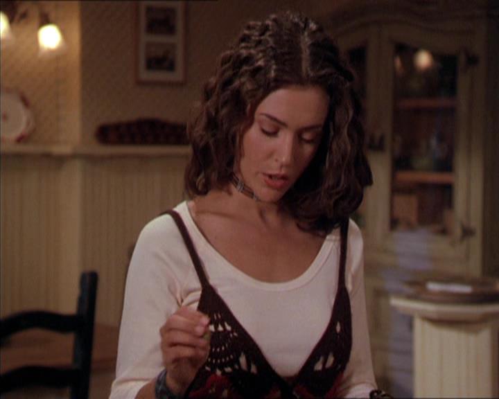 Charmed-Online-dot-210HeartbreakCity1076.jpg