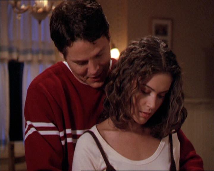 Charmed-Online-dot-210HeartbreakCity1158.jpg