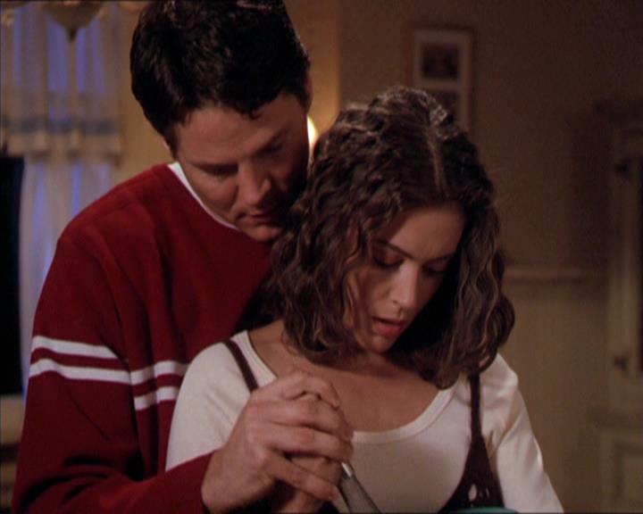Charmed-Online-dot-210HeartbreakCity1181.jpg