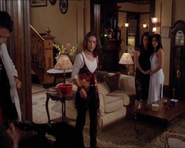 Charmed-Online-dot-210HeartbreakCity2196.jpg