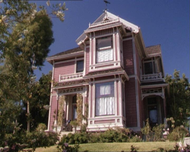 Charmed-Online-dot-215GiveMeASign0090.jpg